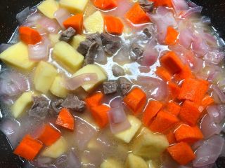16、咖喱牛肉,炖好加入土豆和胡萝卜