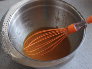 1、红豆月饼,所有的食材准备好，将转化糖浆、花生油放入容器