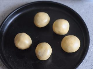 6、红豆月饼,左手虎口慢慢网上收，直到将月饼皮包裹住红豆栗子馅，搓圆，全部做好