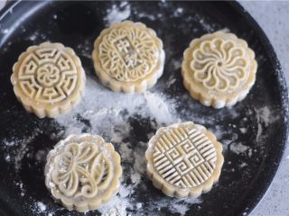 11、红豆月饼,喷上水