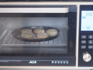 12、红豆月饼,放入烤箱，180度烤5分钟