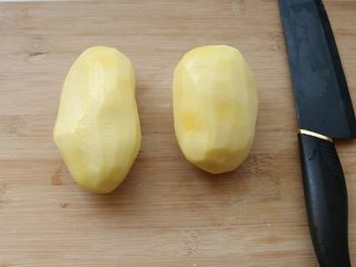 2、炸薯条,刨去外皮。