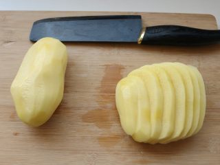 3、炸薯条,先切成5mm的厚片。