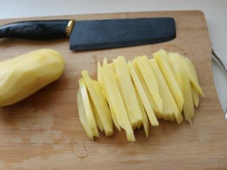 4、炸薯条,再切成5mm的长条。