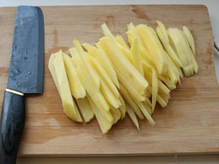 5、炸薯条,全部切好。