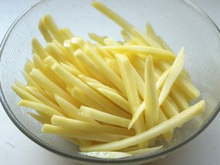 11、炸薯条,颠匀即可。