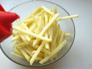 10、炸薯条,加入一点点油。