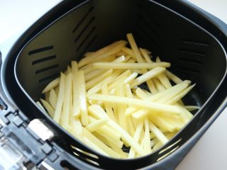 12、炸薯条,土豆条放入炸篮内。