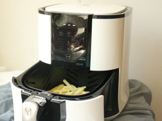 13、炸薯条,合上炸锅。