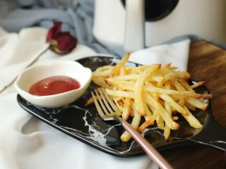 17、炸薯条,蘸番茄酱，开吃吧。