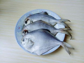 5、#咸味##鲜美的红烧小鲳鱼#,依次做完，将鲳鱼洗干净，淋干水份。
