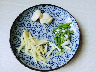 7、#咸味##鲜美的红烧小鲳鱼#,准备好葱姜蒜，去皮洗干净切丝。