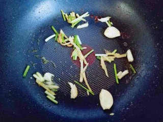 11、#咸味##鲜美的红烧小鲳鱼#,起油锅，加入葱姜蒜炒香。