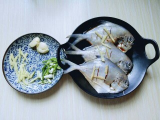 10、#咸味##鲜美的红烧小鲳鱼#,准备工作完成，开始做红烧鲳鱼。