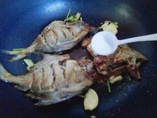 13、#咸味##鲜美的红烧小鲳鱼#,加入盐，洗个人口味放盐。