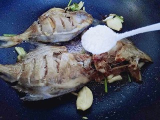 14、#咸味##鲜美的红烧小鲳鱼#,再加入一勺白砂糖。