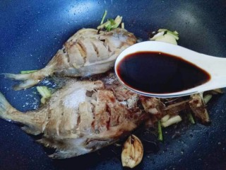 15、#咸味##鲜美的红烧小鲳鱼#,加入生抽。