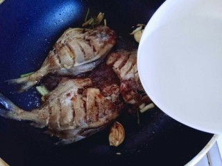 16、#咸味##鲜美的红烧小鲳鱼#,再加入适量热水烧开，转中火8分钟，大火收汤即可。