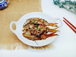 17、#咸味##鲜美的红烧小鲳鱼#,装盘撒上葱花，熟白芝麻。