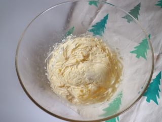 2、海苔玛格丽特（宝宝版）,用打蛋器打发至颜色变浅