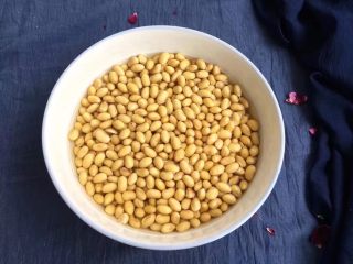 2、手工自制豆腐～纯天然无添加,黄豆提前一晚上泡，比如说明天做豆腐，今晚睡前就把黄豆泡起来！黄豆泡多少，可以根据家人要吃多少泡黄豆.