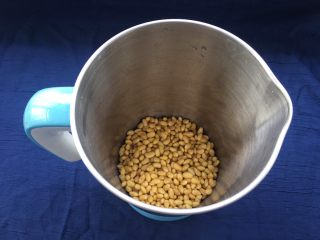 3、手工自制豆腐～纯天然无添加,准备豆浆机一台，把泡好的黄豆倒入豆浆机中（添加黄豆数量可以根据自己的机器进行调整，一次磨不完可以分多次打磨）。