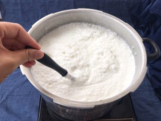 9、手工自制豆腐～纯天然无添加,在煮豆浆过程中，用小勺不断搅拌锅底，以免豆浆糊锅底！