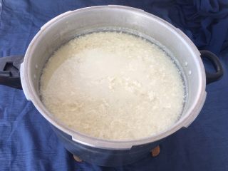 17、手工自制豆腐～纯天然无添加,慢慢地看到豆花了。