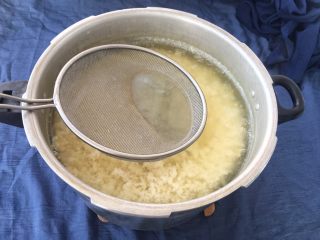 19、手工自制豆腐～纯天然无添加,这个时候用浓密一点的漏勺，轻轻下压豆花，让豆花更好凝固在一起！把多余水份用勺子舀出来！