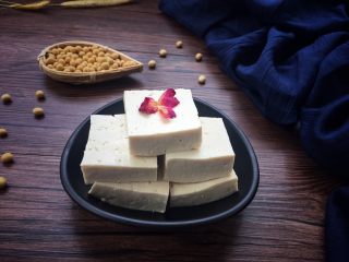 24、手工自制豆腐～纯天然无添加,做好的豆腐，不管是炒煎炸都非常美味，比外面卖的香多了！有浓郁的黄豆清香味！虽然制作过程有点繁琐，为家人健康，还是很值得的。