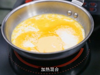 2、墨西哥脆条,在锅内倒200G牛奶和50G黄油，加热混合。