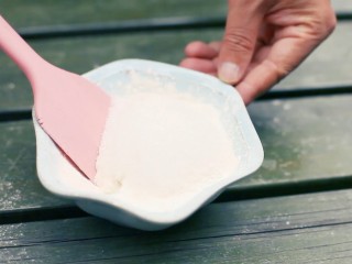 3、墨西哥脆条,将15G吉士粉和10G糖加入面粉中，混合均匀后洒在牛奶黄油混合液中。