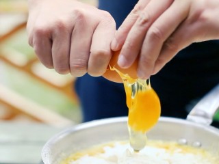 4、墨西哥脆条,打两个全蛋入锅内。