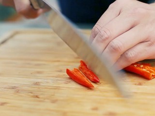 10、墨西哥脆条,辣椒去籽切丝。