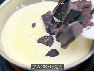 11、墨西哥脆条,将橙丝和辣椒丝倒入锅内的牛奶中，再加入100G巧克力。