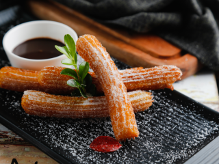 13、墨西哥脆条,脆条表面洒上玉桂粉，摆盘，礼成。