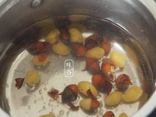 3、腐竹白果薏米糖水,白果肉放到锅里用水煮开4分钟。