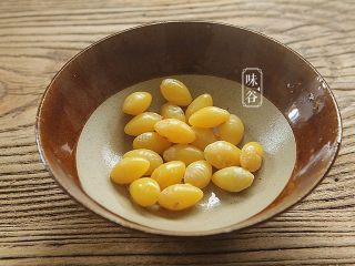 4、腐竹白果薏米糖水,然后捞出来去衣；