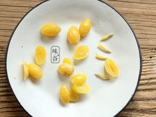 5、腐竹白果薏米糖水,最好把芯去掉，因为是煮糖水缘故，而芯是带苦味的（一般白果芯是含有毒素的,所以在使用时都要去掉。）