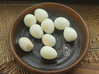 7、腐竹白果薏米糖水,捞出来后去壳备用。