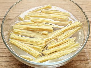 10、腐竹白果薏米糖水,腐竹切段洗净后放在水里浸软。