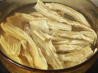 11、腐竹白果薏米糖水,1小时后放入腐竹；