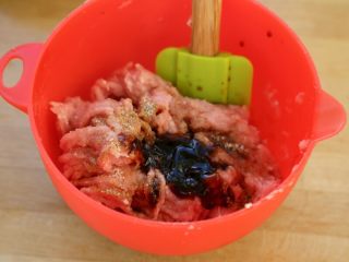 2、虾子鸡肉肠粉,4.鸡肉泥中先加入生抽、蚝油、五香粉和糖调拌匀。