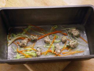 7、虾子鸡肉肠粉,12..蒸到粉皮透明，肉馅熟后取出，用铲刀铲卷出肠粉装盘。