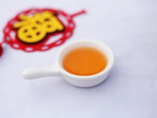 1、蔓越莓夹心奶糖,胡萝卜榨成汁。