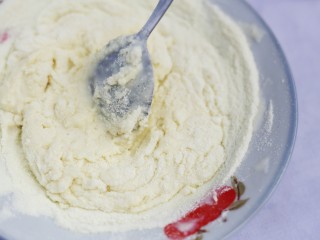 3、蔓越莓夹心奶糖,搅拌成面团状，如果太干加入适量胡萝卜汁。