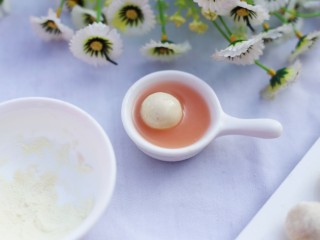 5、蔓越莓夹心奶糖,最后蘸一层胡萝卜汁。