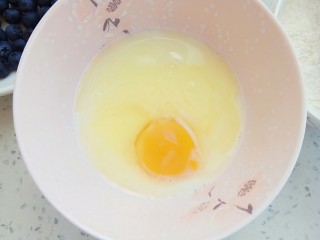3、水果松饼,打入鸡蛋
