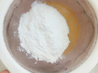 8、水果松饼,筛入面粉和泡打粉