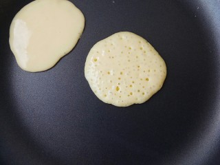 11、水果松饼,取平底不粘锅，用小勺舀入面糊